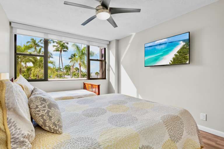 Guest Bedroom, Queen and Twin beds