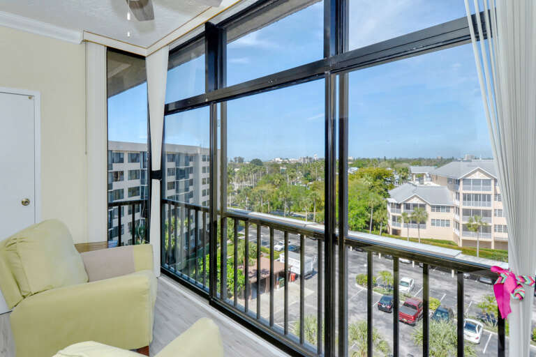 Screened-in balcony with seating