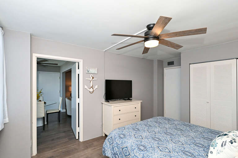 Second Bedroom, Queen