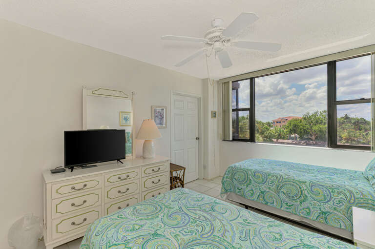 Second Bedroom, Two Twin beds