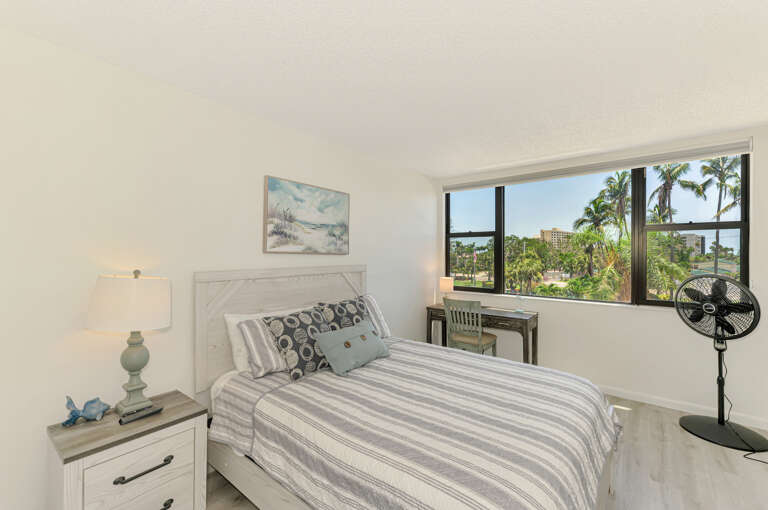 Second Bedroom, Queen bed