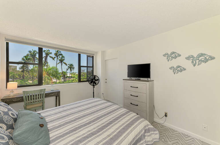 Second Bedroom, Queen bed