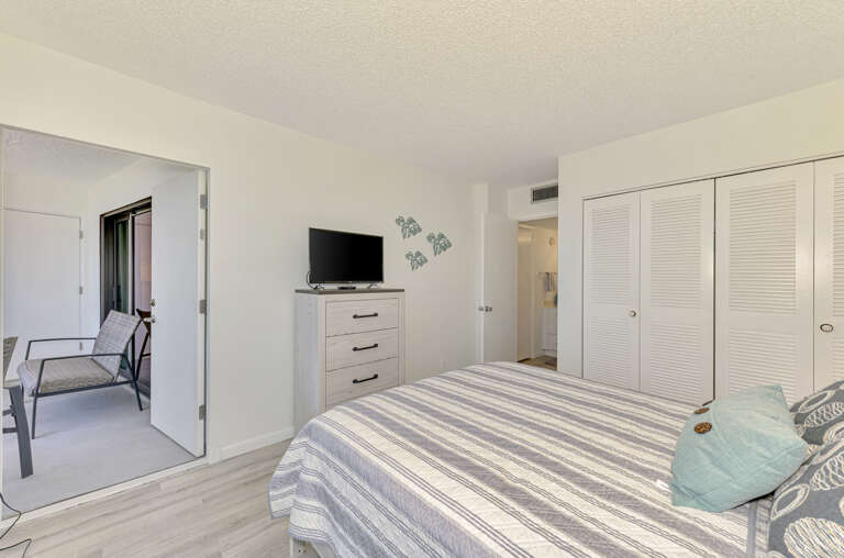 Second Bedroom, Queen bed