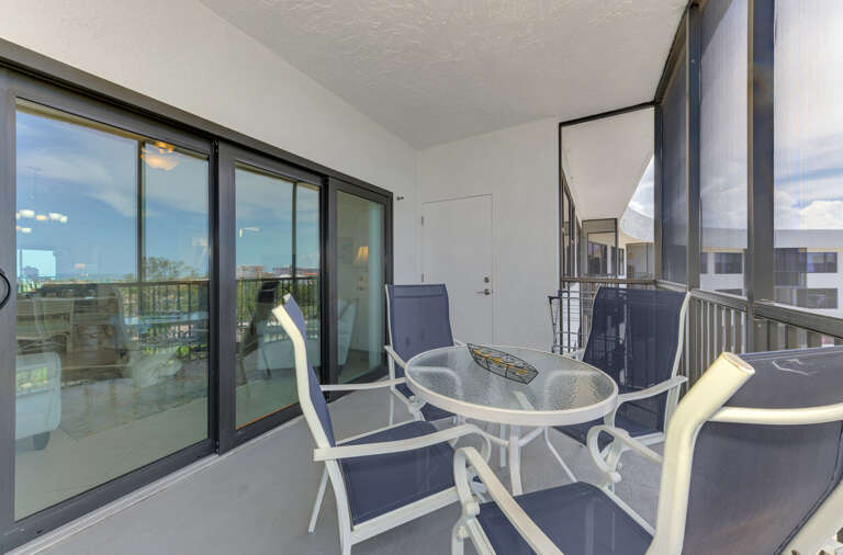 Screened-in Lanai, Dining