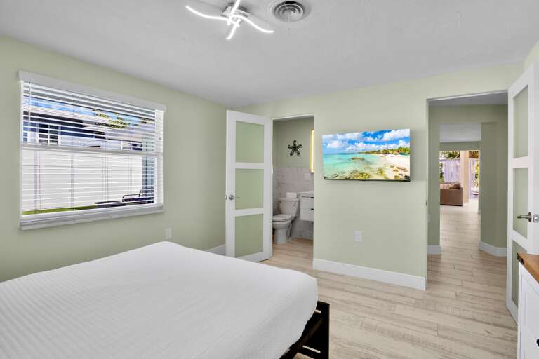 Second Bedroom, Queen bed