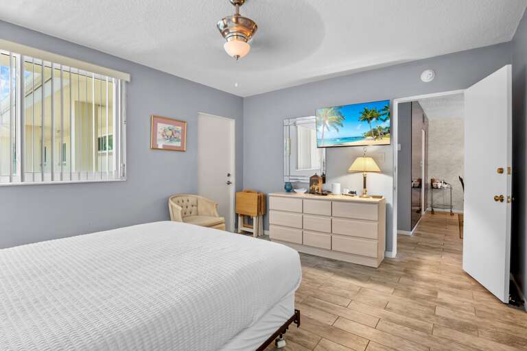 Second Bedroom, Queen bed