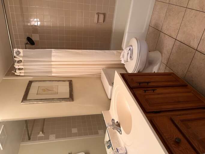 955 Guest Bath2
