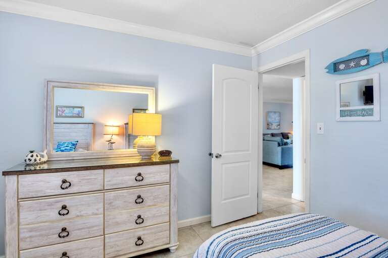 Guest Bedroom, Two twin beds