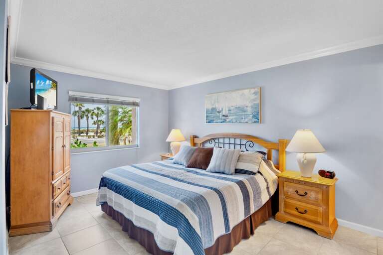 Primary Bedroom, Queen bed