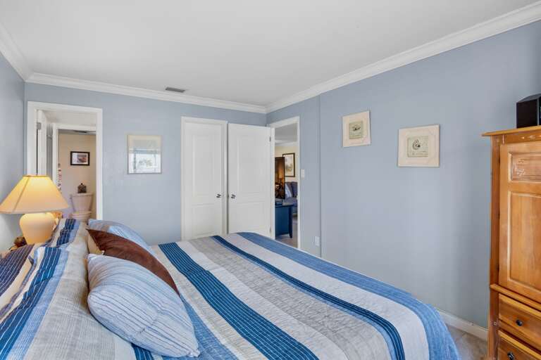 Primary Bedroom, Queen bed