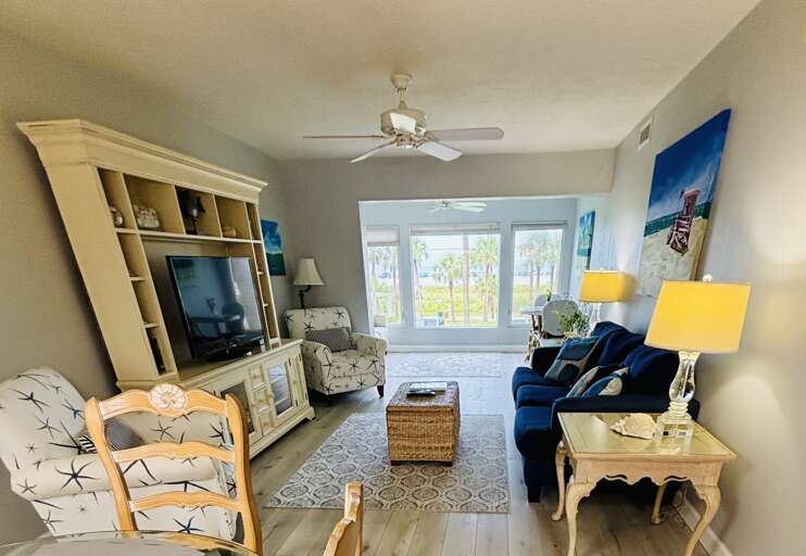 Living Area - Sunset Royale - 202