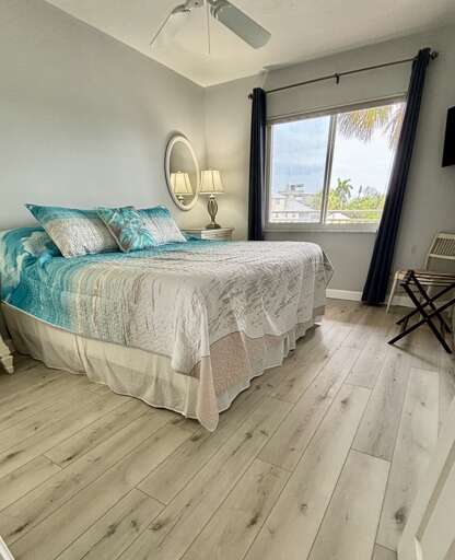Master Bedroom - Queen