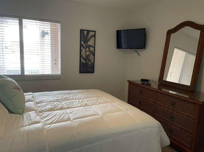 Guest Bedroom, Queen bed