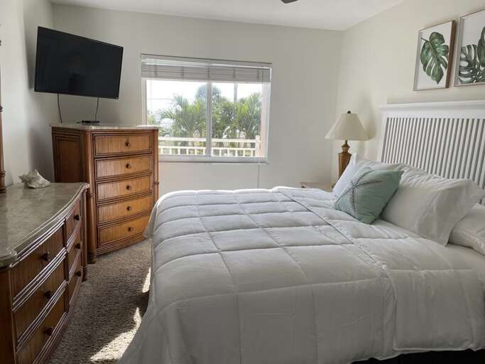 Primary Bedroom, Queen bed