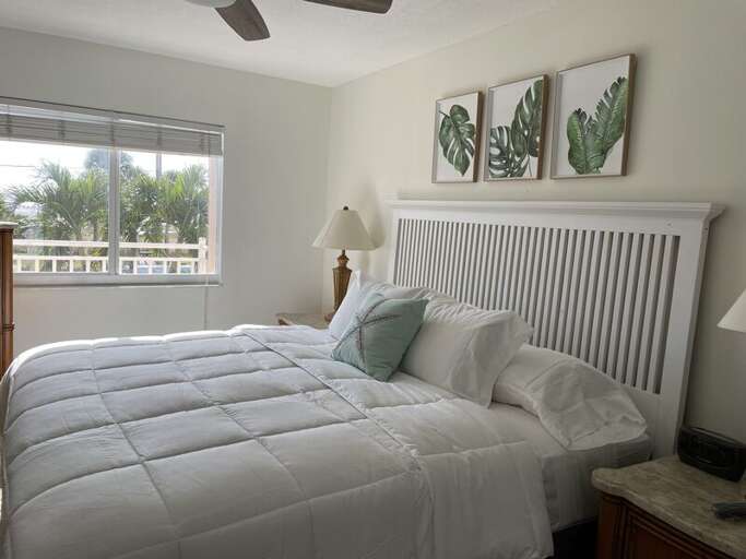 Primary Bedroom, Queen bed