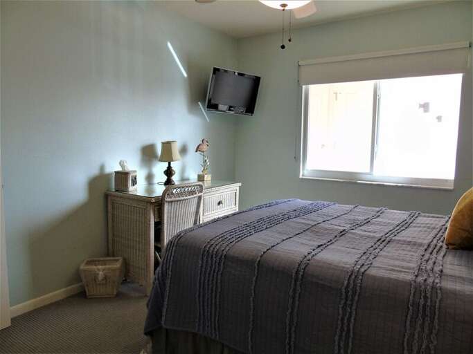Guest Bedroom, Queen bed