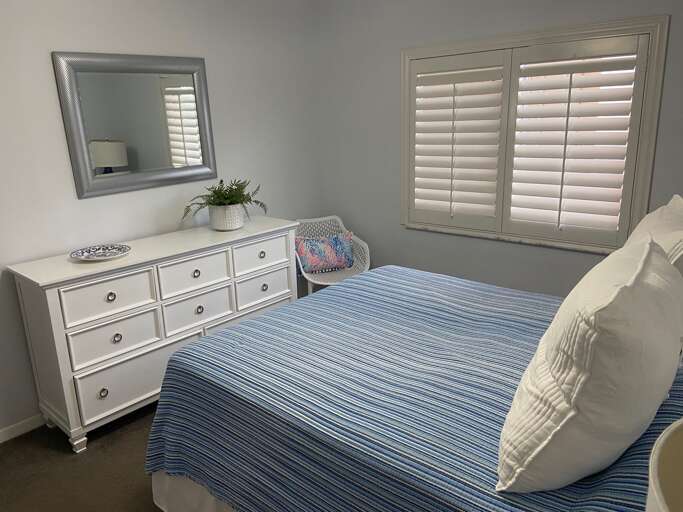 Guest Bedroom, Queen bed