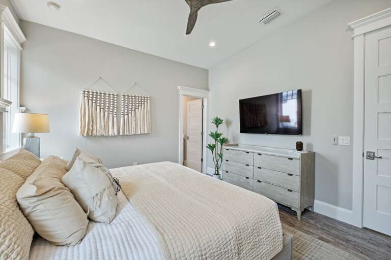 Sixth Bedroom, King