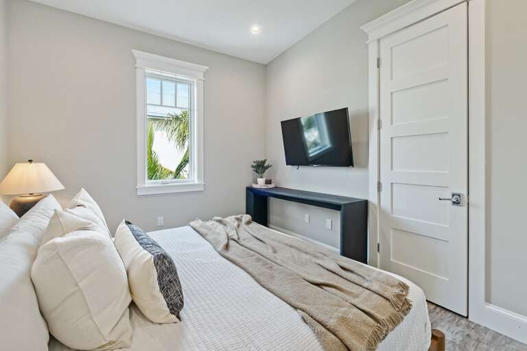 Seventh Bedroom, King