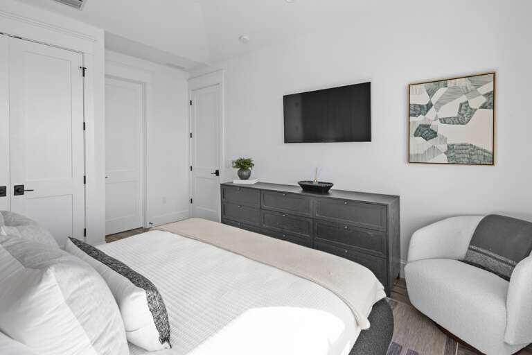 Sixth Bedroom, King