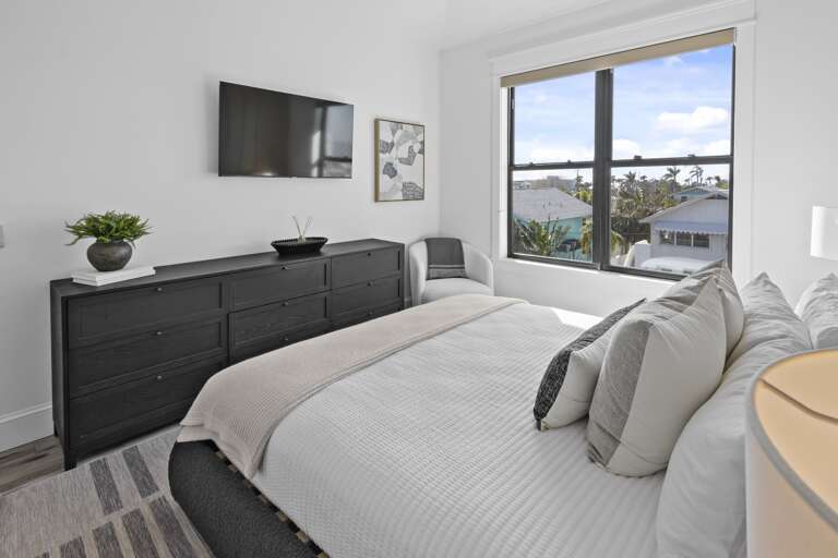 Sixth Bedroom, King