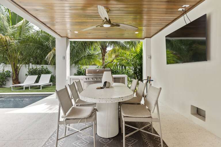 Poolside Dining Area and Grill