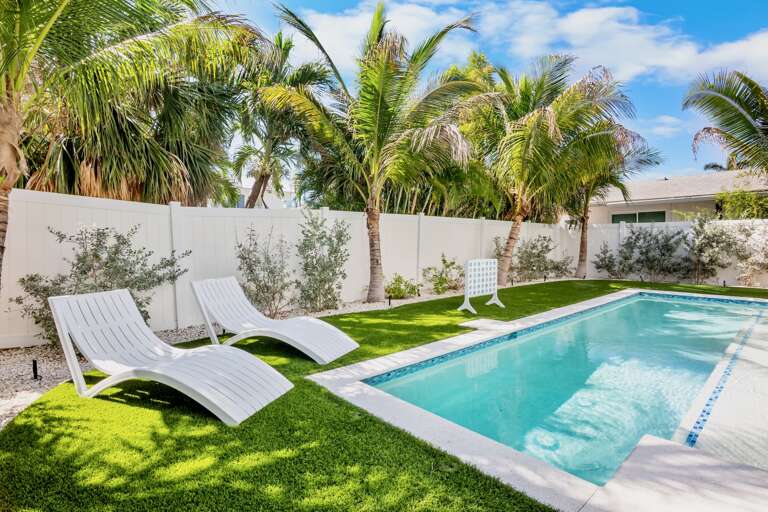 Poolside Loungers, Poolside Recreation