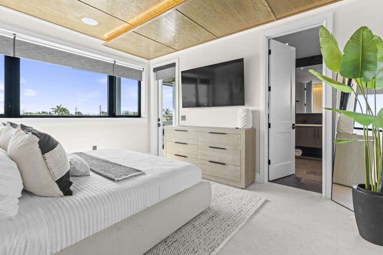 Primary Suite, King bed
