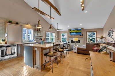 Luxurious 3-Bedroom Townhouse, Walk to Village