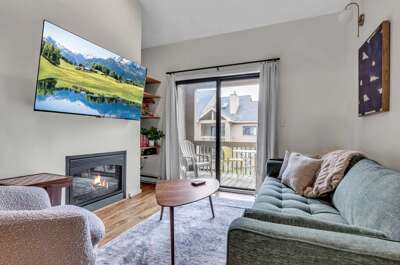 SnowPine Condo, Sleeps 6, King Bed, Patio