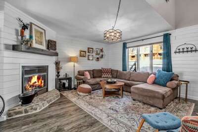 Modern Townhome, 2 Decks, Fireplace