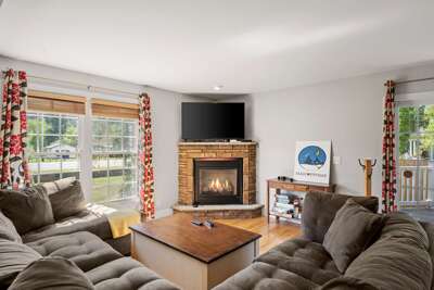 Spacious 4BR Townhome w/ Hot Tub Near Village