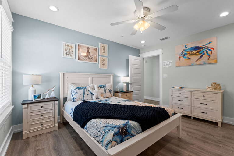 3rd floor queen with private bath
