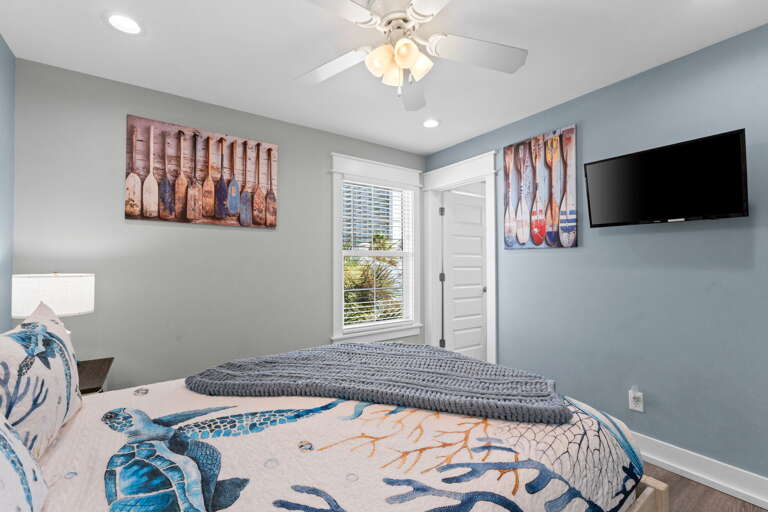 3rd floor queen with full private bath