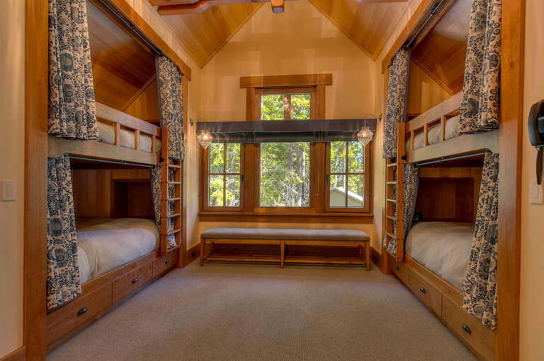 Bunk Room - 2 XL Twin/Queen - Floor 2