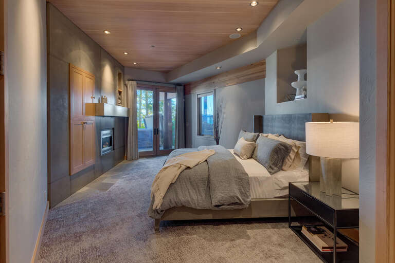 Primary Suite - King - Floor 1 - Entry