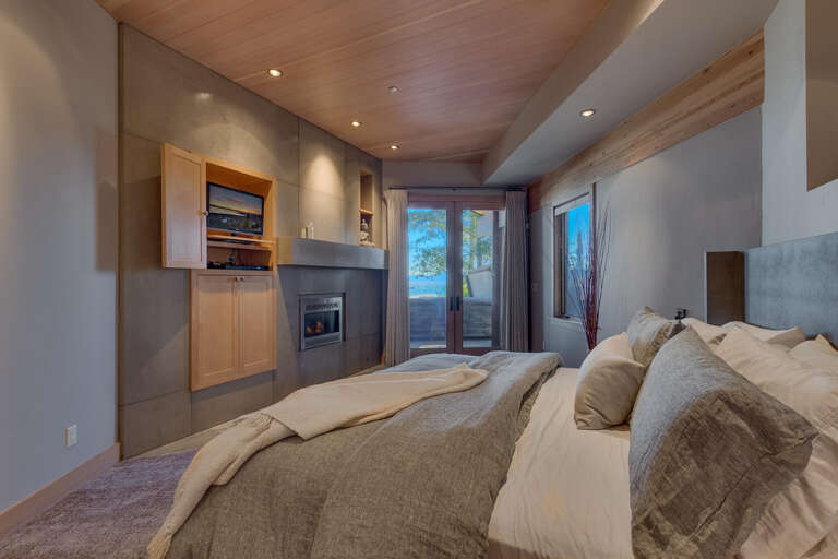 Primary Suite - King - Floor 1 - Entry