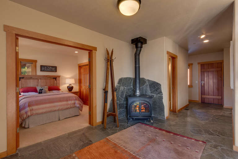 Queen - Floor 1, Entry Level