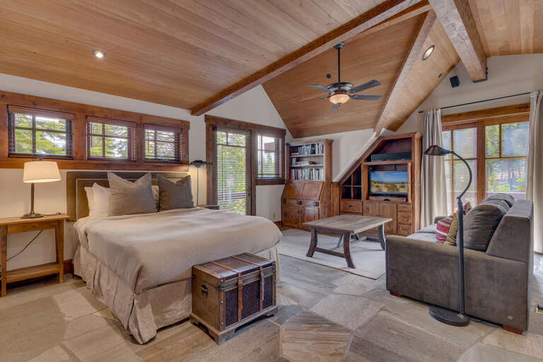 Queen Suite - Floor 1, Entry Level