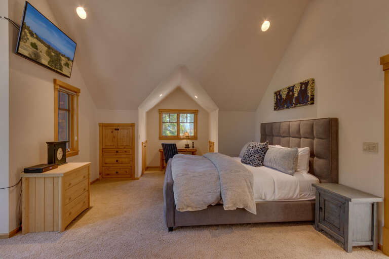 Primary Suite - King - Floor 2