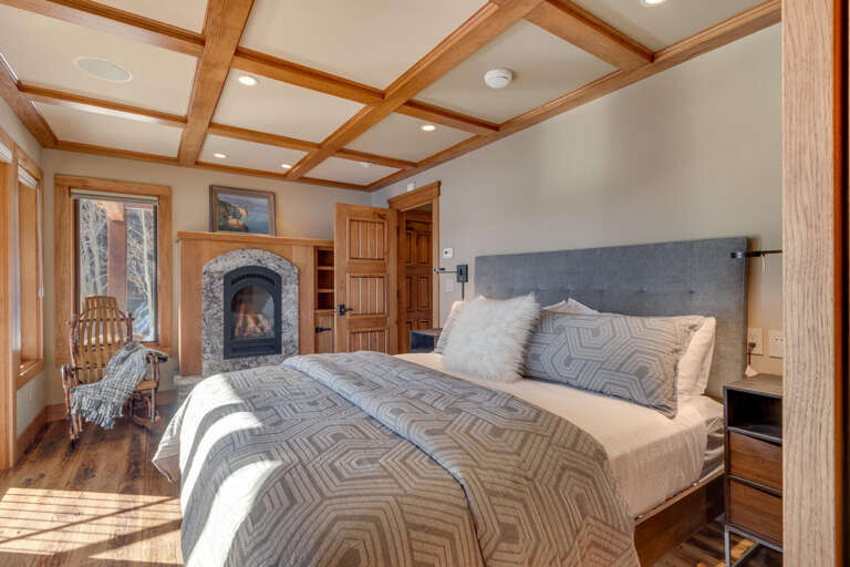 Queen - Floor 1 Queen - Floor 1