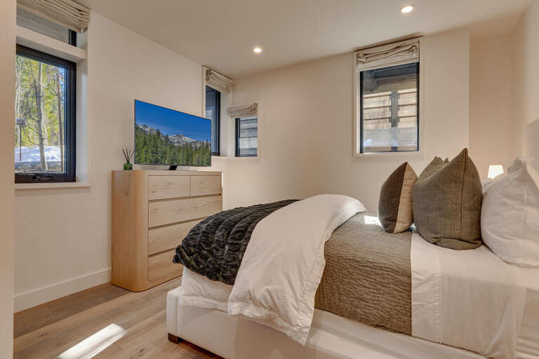 Bedroom #2 Queen - Floor 1