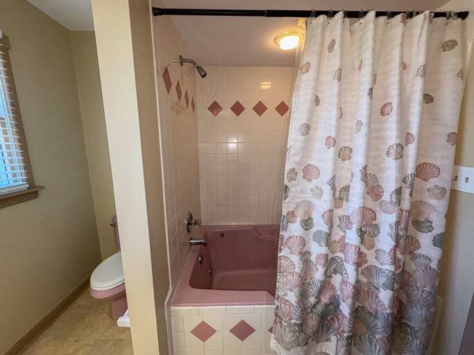 Bathroom 5 2025 - Hall Bath with Jetted Tub - Level 2