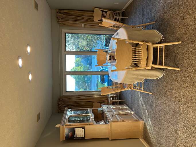 Full dinning room , seats 6