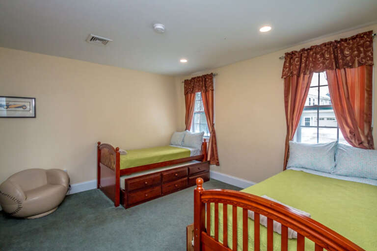 Two Trundle Bedroom ( 4 singles)