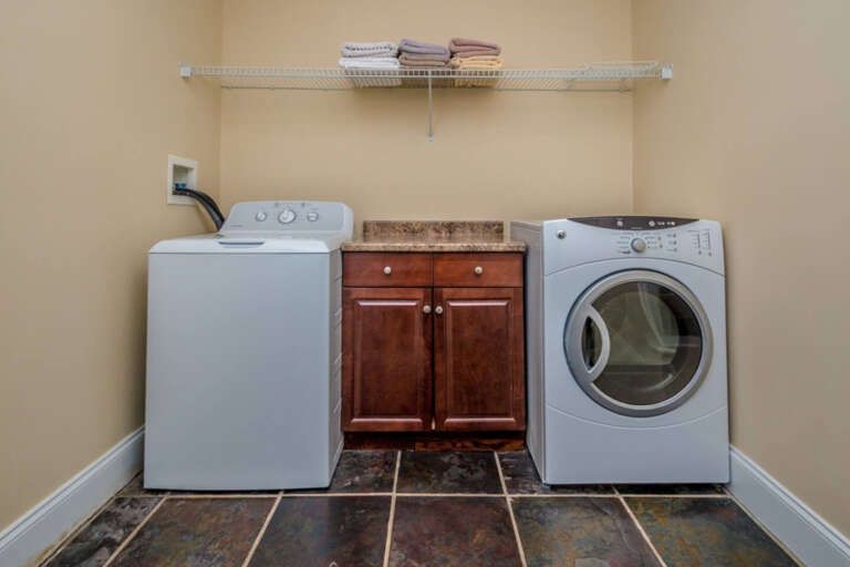 Laundry room 1 of 2
