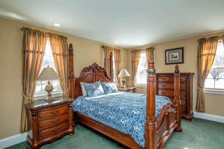 80-2 Queen ensuite grd.jpg