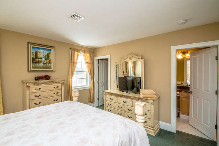 80-2 queen ensuite 3..jpg