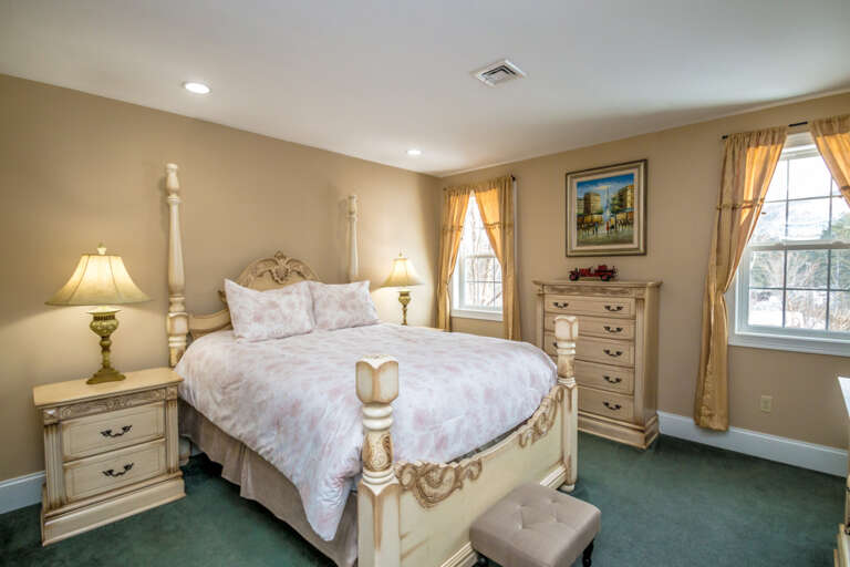 80-2 Queen ensuite 3.jpg