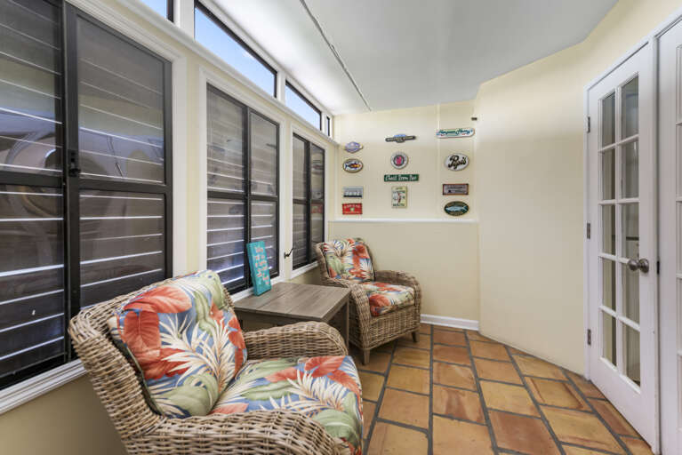 Key West Beach Club 304 Entryway Seating Area